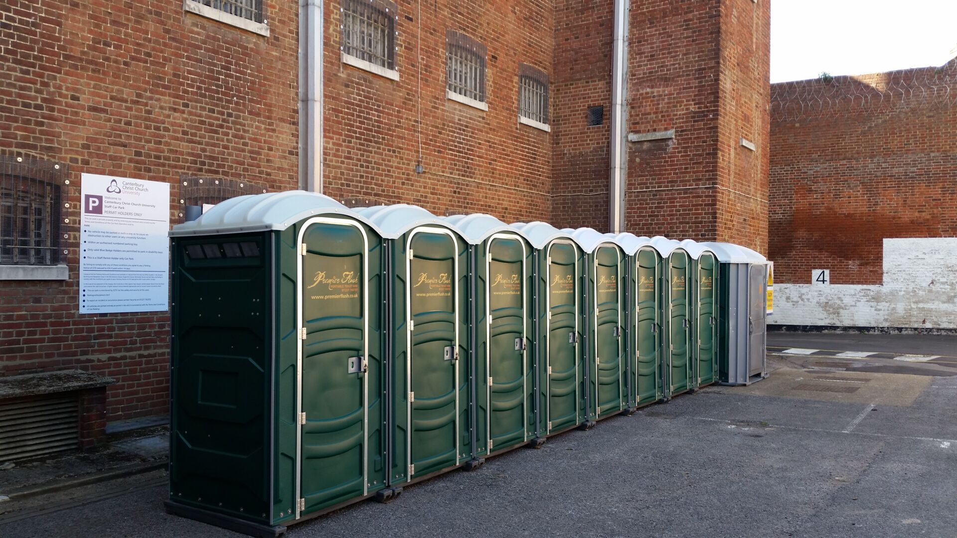 Clean and stylish mobile toilets for outdoor events